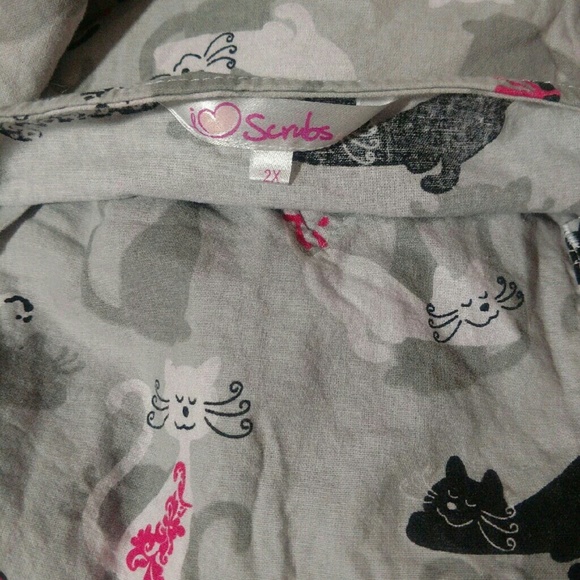 2x scrub tops! - Picture 2 of 3